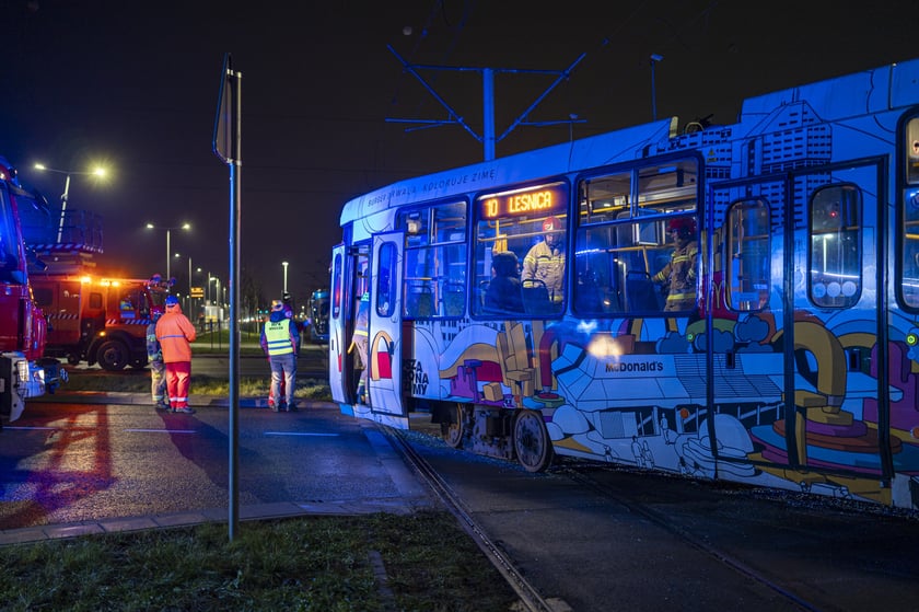 Tramwaj nr 10 wjechał w bok autobusu nr 107. Cztery osoby są lekko ranne